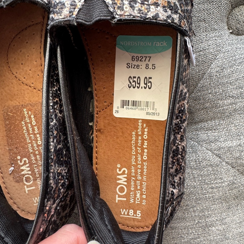 TOMS Women's Black and Brown Leopard Flats - Picture 4 of 4